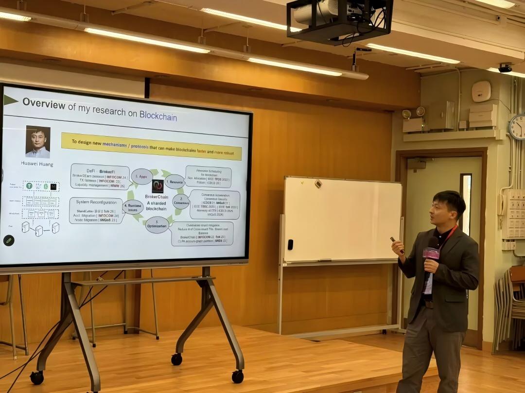 Prof. Yajing Shen delivers a keynote speech on tactile-enabled embodied intelligent robots.